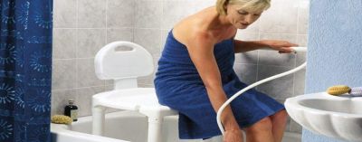 Seguridad y estabilidad con la silla de ducha para adultos mayores y enfermos con movilidad limitada